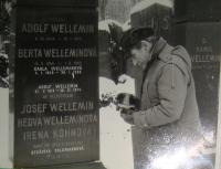 Viktor Wellemín u hrobu své manželky, svých rodičů a svého bratra