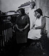 Three generations - Věra with her mother and grandmother on the balcony of their Vienna apartment (the balcony is now painted in blue colour), 1932