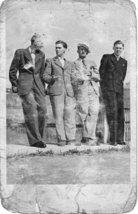 Manžel Blaženy Nepauerové Josef (v bílém klobouku) ve 30. letech s přáteli