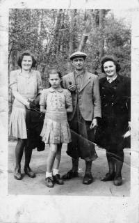 Blažena Nepauerová (první zleva) v pražské Stromovce o Velikonocích 1942