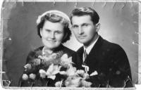 Svatební fotograie Blaženy a Josefa Nepauerových. Foceno v Poličce 21. listopadu 1953