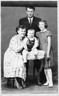 Manželé Blažena a Josef Nepauerovi se synem Josefem a dcerou Josefa Nepauera z prvního manželství Marií v roce 1955