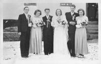 Blažena Nepauerová (druhá zleva)za družičku na svatbě svého bratra Jaroslava Cacka. Bratr napravo od Marie. V Kunštátě roku 1943