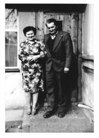 Blažena Nepauerová s manželem Josefem na verandě jejich domu v Poličce