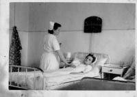 Blažena Nepauerová ošetřovatelkou v nemonici v Poličce, pravděpodobně v roce 1950