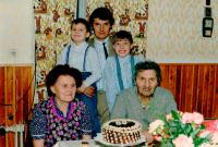 Manžel Blaženy Nepauerové Josef slaví 80. narozeniny, nad nimi stojí syn Jaroslav s dětmi