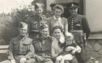 Zleva: Charles Muller, Albert Stockwell, Charles Wilkin, Eva a Vladimír s děvčátkem na klíně, Pardubice, květen 1945