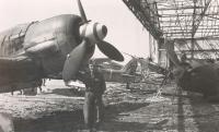 Charles Muller na zničeném letišti v Pardubicích, květen 1945