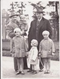 zleva: Václav Kopecký s Vladimírem, strýc Jan Malát, Eva Kopecká, její bratranec Jenda,  Maruška Kopecká_ Pardubice 1930