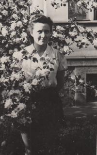 Eva Kopecká na zahradě rodinného domu