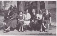 Eva Kopecká, její kamarádka Elsa Doleschelová,  pan Doleschel, paní Doleschelová, Marie Kopecká ml, Marie Kopecká st,Vladimír Kopecký 1938