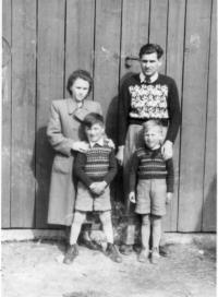 Alma s manželek Karlem a starším synem Arnoštem a mladším Karlem, Petrovice 1950