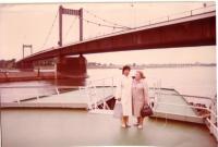 Alma (vpravo) s přítelkyní v Duisburgu, 1985