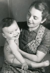 František Merta s maminkou, 1945