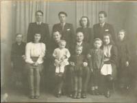 Křivánek family 1943; upper row from left: Mirko, Vláďa, Jarča, Zdeněk; lower row from left: Slávek, Marta, mom with Vladana, dad with Pavel, Libor, Olga, Liběna