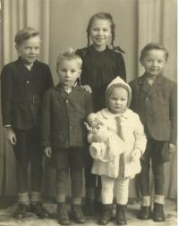 Chýnov 1943, from left: Slávek, Pavel, Liběna, Vladana, Libor