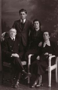Zleva: Emanuel, Franz, Marie a Magdalena Tauerovi (1942)