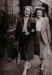 Marie Šafaříková and Renata Plášilová on a trip (Prague, 1953)