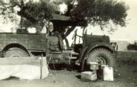 Vůz KOPL (kulomet proti letadlům), před ním dole moskytiéra, čtyřgalonová plechovka na benzin, Sýrie 1941