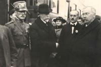 Příjezd TG Masaryka do Benešova, Hanin otec na fotografii s kokardou, vedle něj starosta, vzadu Ludmila Kloudová roz. Veselá, 18.12.1918