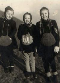 Hana vpravo, sestra Eva vlevo a sestřenice Jenka, Praha 1943