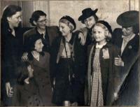 Hana (uprostřed), její nejlepší kamarádka Jarmila Kloudová (později Mertlová) vedle ní vpravo, v Stoke-on-Trent, Anglie, 1946