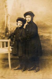 Josefa Vyškovská (mother, born Roubalová) with her sister Milada, 1918.