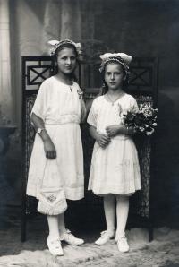 Josefa Vyškovská (mother) with her sister Milada, 1918