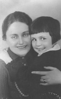 Natálie with her mother
