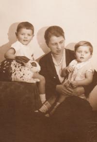 Dana Seidlová with her brother and mother