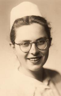 School photo of Dana Seidlová, 1950, school of birth-assistants