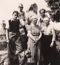 zleva: Zdeněk, maminka, babička a sestra, r. 1938