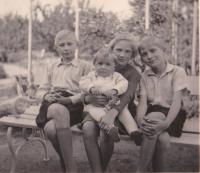 Siblings Václav, Zdeňka, Jindra, Jan Moravcovi, Čáslav 1937
