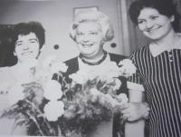 Ludmila Janská s kolegyněmi dramaturgyněmi MDP, asi 1970. Zleva: Ludmila Janská, Mojmíra Janišová, Alena Kožíková.