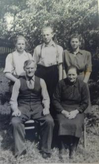 Grandparents with children Bartos