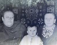 Rodiče Alexej a Anna Ševčukovi s vnukem Alexejem