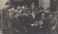Studenti ze Štefánikových kolejí 1948 Onderj Berka v klobouku zcela vpravo