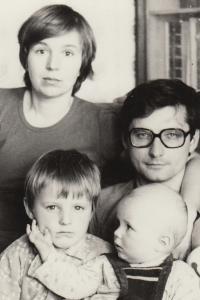 Helena Nosková s manželem Jiřím a dětmi, 1982