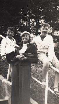 Hanuš and Štěpán Gaertner with their mum Edita, 1934