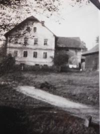 Dům v němž bydleli Harichovi za války v Moravském Karlově (něm. Mährisch Karlsdorf)