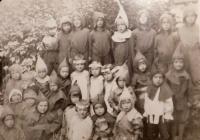 Walburga Harichová (Ruprichová) s dalšími dětmi ve škole v Moravském Karlově (něm. Mährisch Karlsdorf)