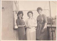 60. léta tři kamarádky Naďa vpravo, vlevo herečka Olga Šalagová