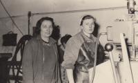vpravo manželka Vlasta Hrubešová, brigáda, brusička v továrně v Karlíně