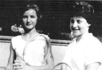 Finále mistrovství kraje starších žákyň v tenise , Eva vpravo, Praha 1961