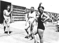 Eva´s mother (right) at a swimming pool during the war, London about 1940