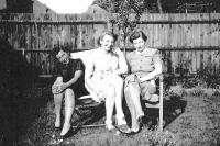 Evina maminka (vlevo) s kamarádkami za války, Londýn asi 1942