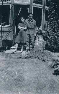 Rodiče Evy za války v Anglii, asi 1942