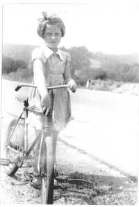 Eva na kole mezi Malou Skálou a Železným Brodem, asi 1956