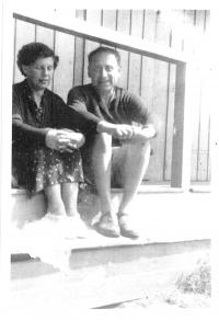 Evini rodiče na Rapidu ve Strašnicích, kde se seznámili, Praha asi 1946
