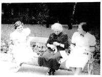 Maminka Evy (vlevo) se svou nejstarší sestrou Helenou a maminkou, Londýn asi 1940